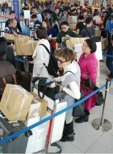 春节期间在日本满载而归的中国游客.jpg